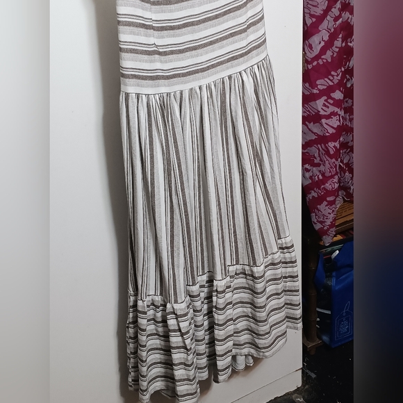 Elegant White and Brown Striped Dress - Picture 3 of 8